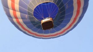 imagen de globo aerostatico en el aire